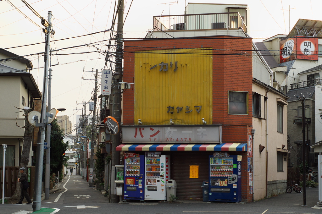 路地を歩く