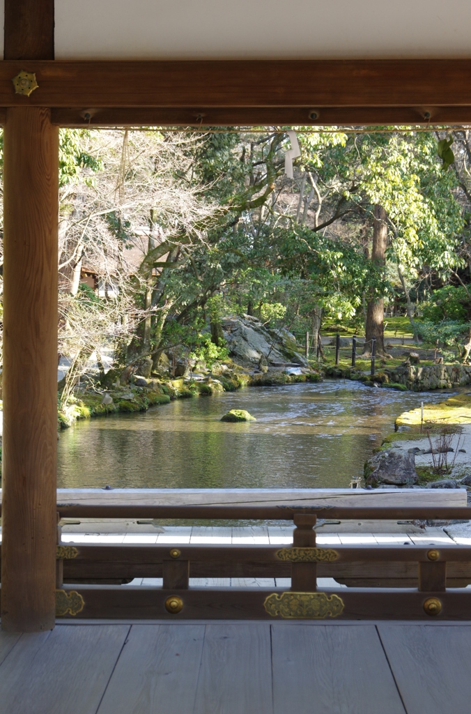 静かに