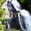 岩にぶつかり流れる如し水流