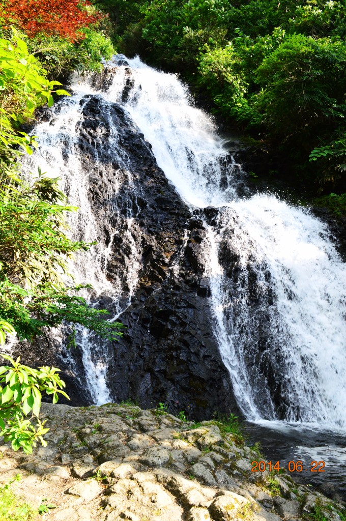 岩にぶつかり流れる如し水流