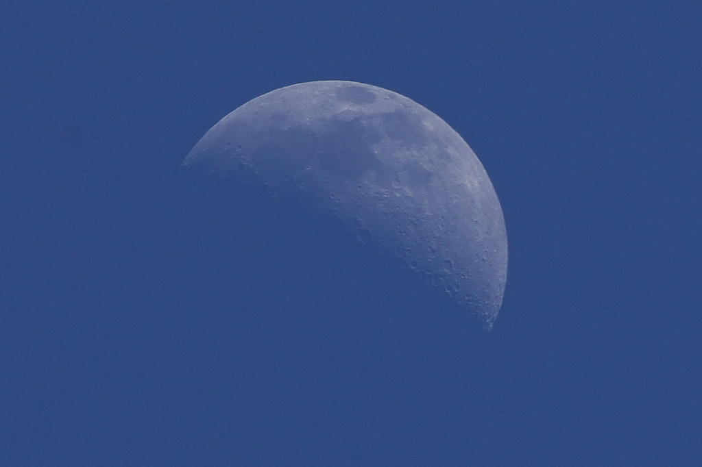 天空の月