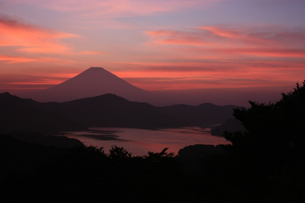 夕焼けに浮かぶ富士と芦ノ湖