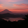 夕焼けに浮かぶ富士と芦ノ湖