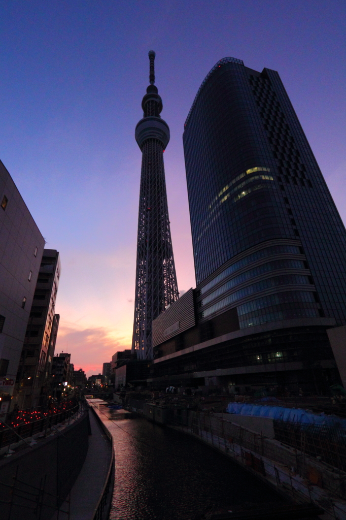 夕焼けに染まる北十間川とスカイツリー