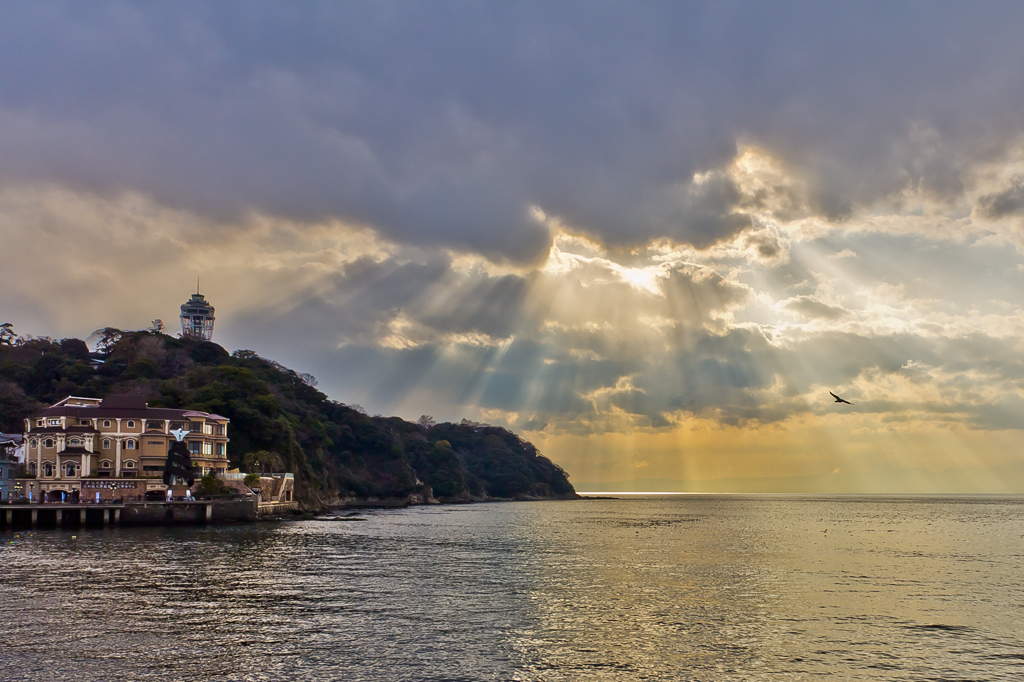 天から光挿す江ノ島