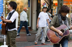 謎のおじさんが気になってライブに集中できない。。。