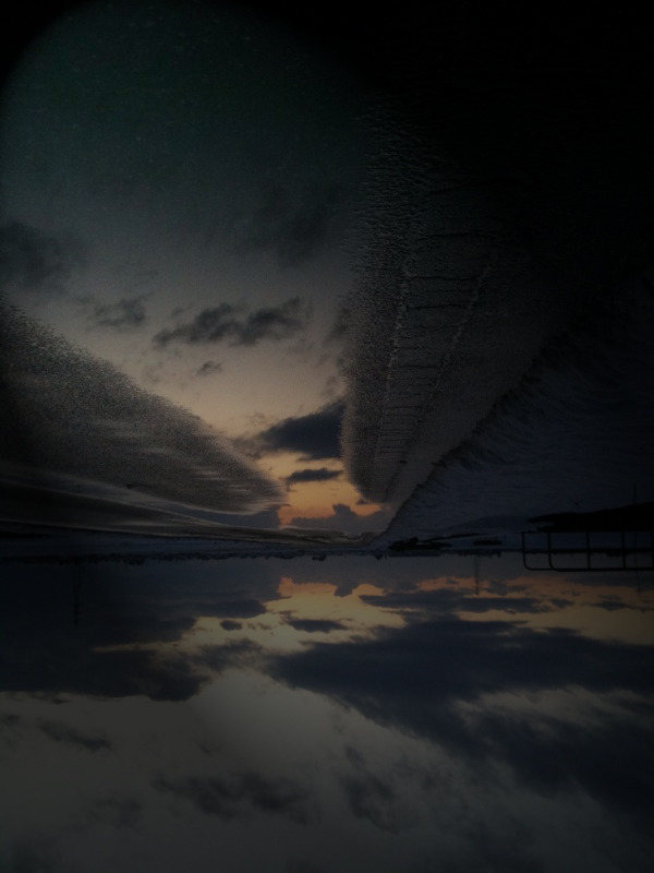 水面の空