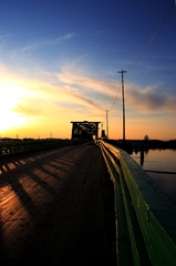 黄昏のwooden bridge