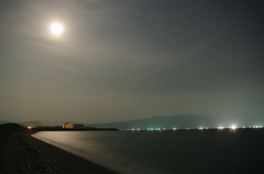 満月の照らす千本浜