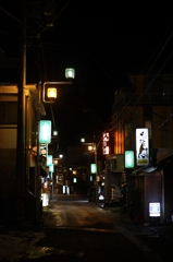 冬の温泉街を歩く