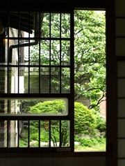 窓。