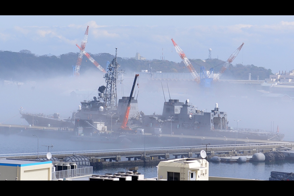 煙る艦船