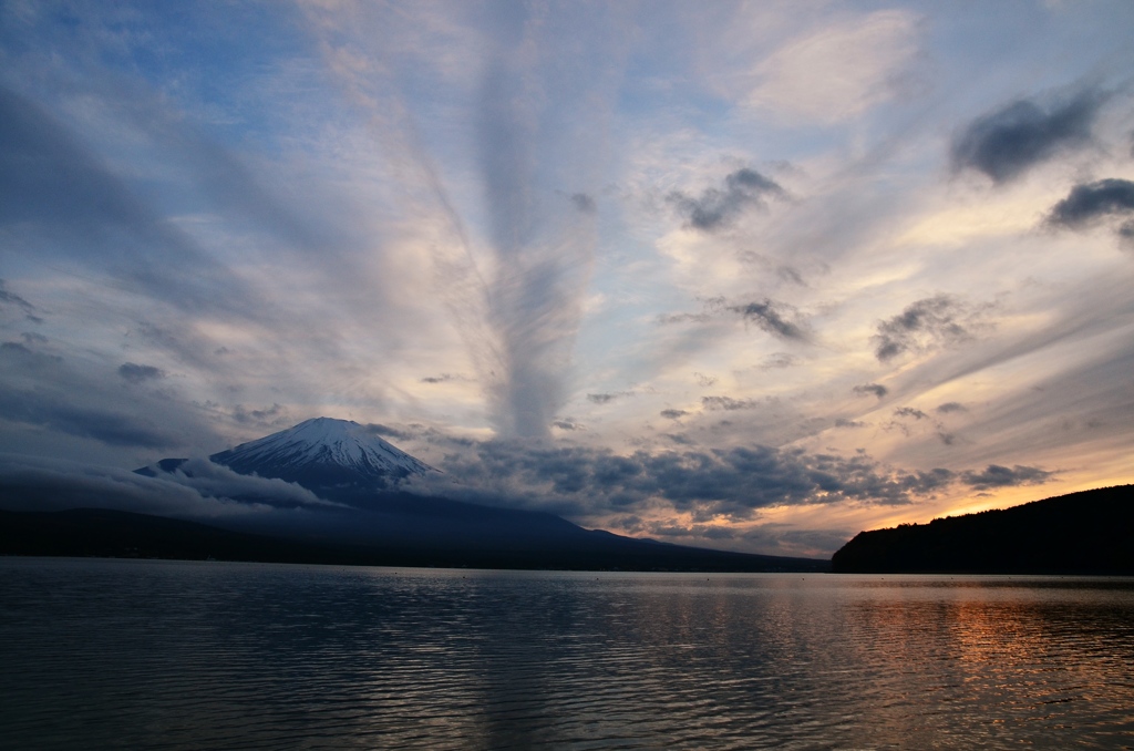 夕暮れ山中湖