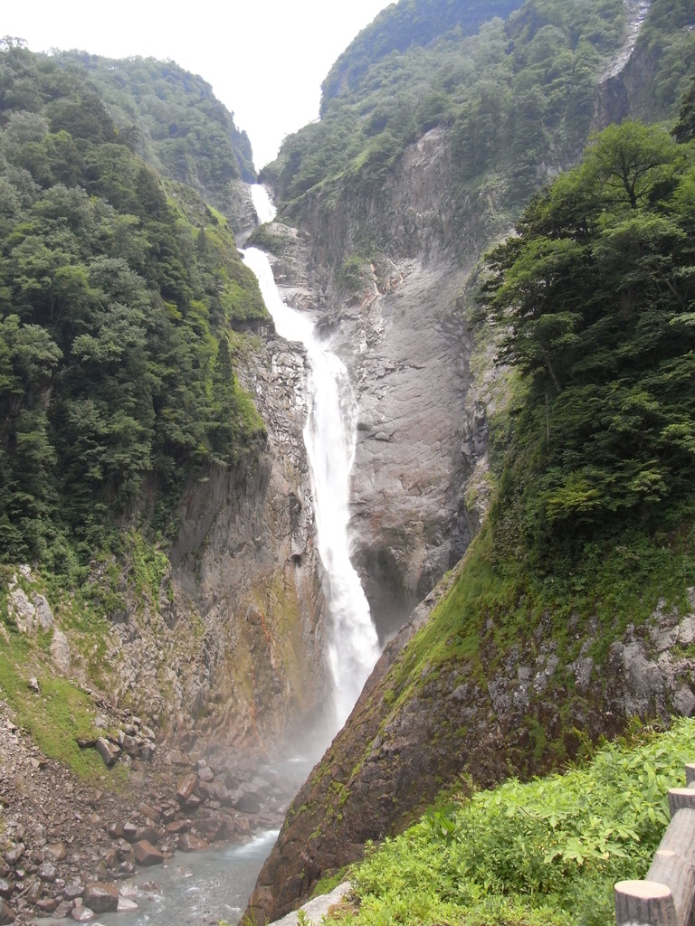 落差日本一の称名滝（富山県）