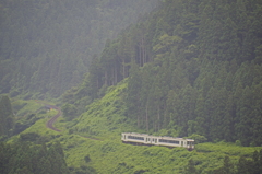 小雨に煙る登坂路