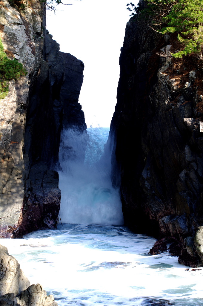 岩肌に波が伝う