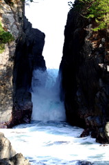 岩肌に波が伝う