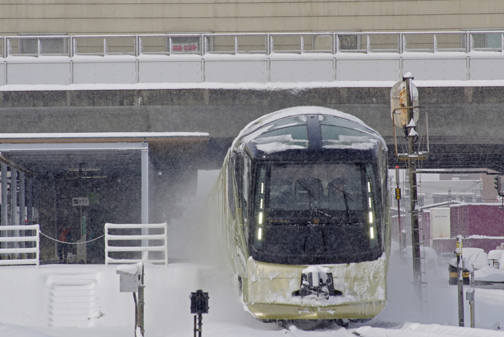 雪煙上げて