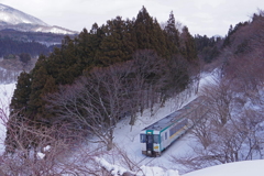 雪の山間を