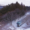 雪の山間を