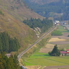 足元を