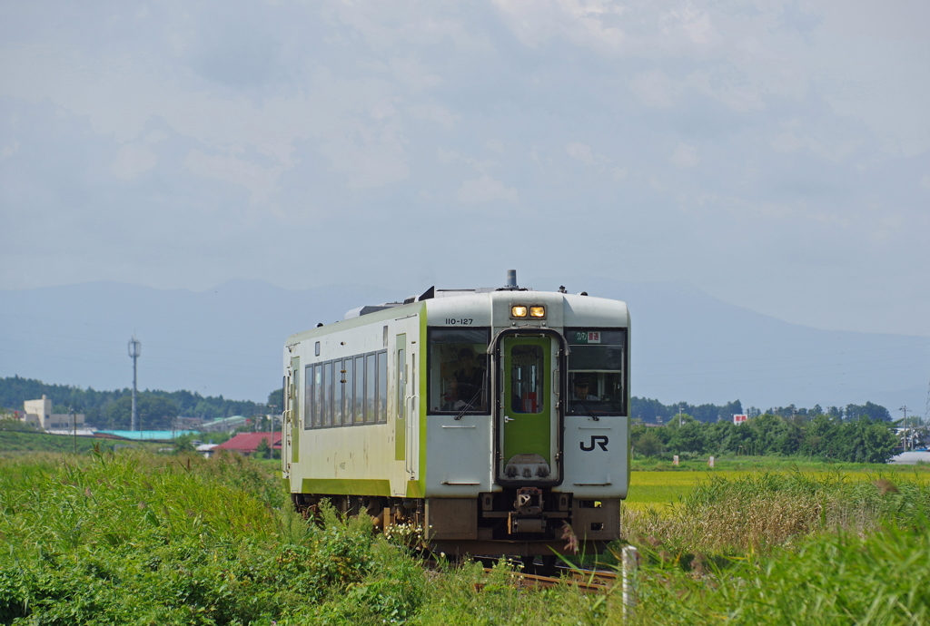 舟形山をバックに