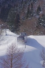 雪の峠道