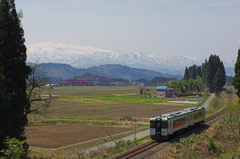 月山を遠くに