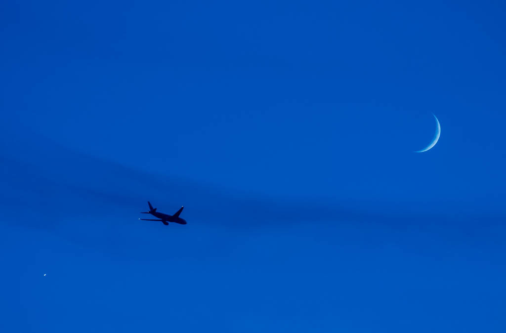 Approach of Venus and the moon