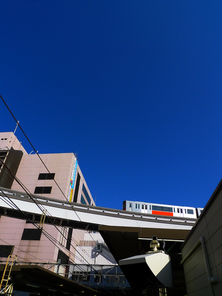 モノレールと青い空