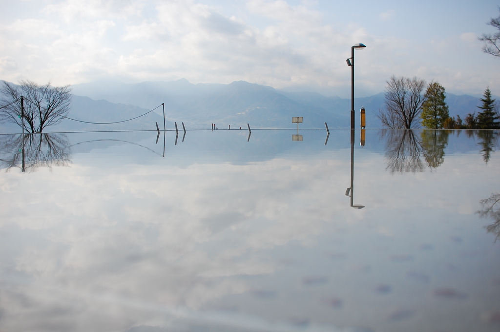 鏡のような水面も