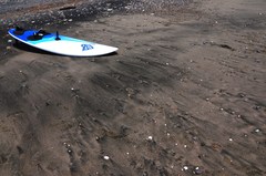 砂浜のウインドサーフィン
