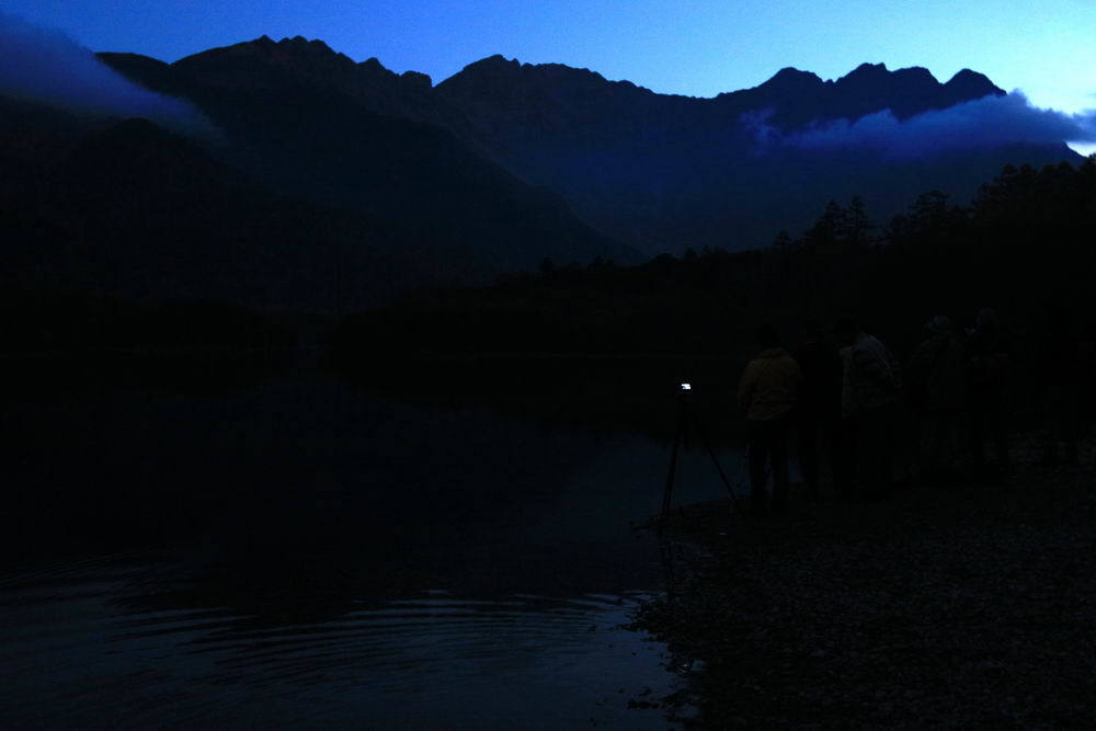 夜明けを待つ人々