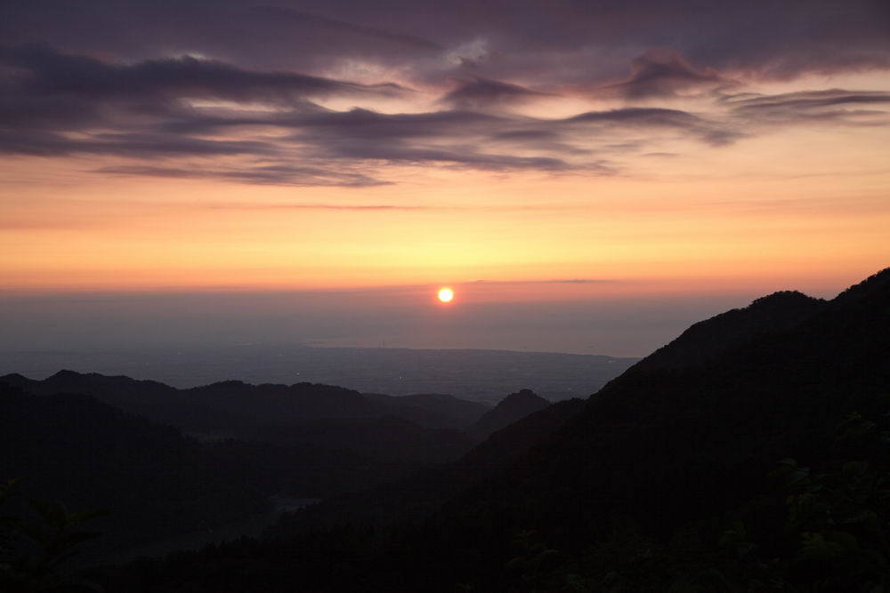山から落日を望む