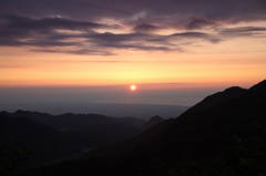 山から落日を望む