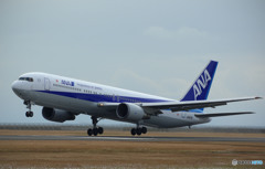 山口宇部空港　ANA　B767