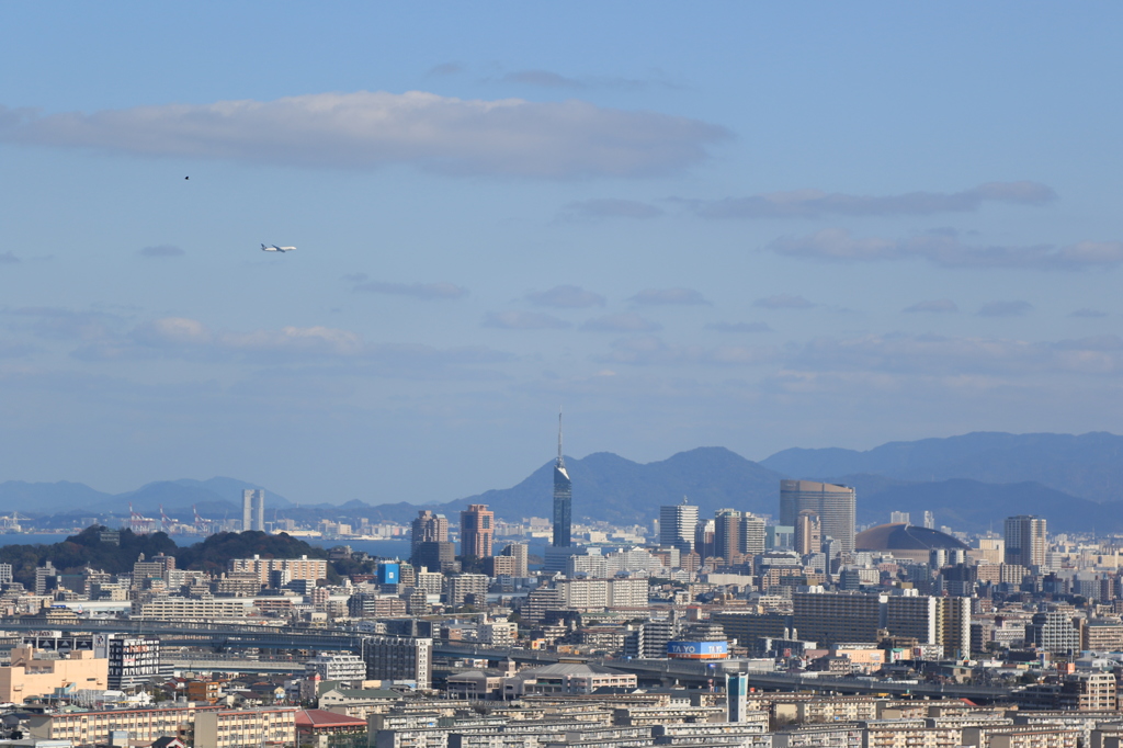 飛行機と福岡の風景