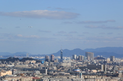 飛行機と福岡の風景