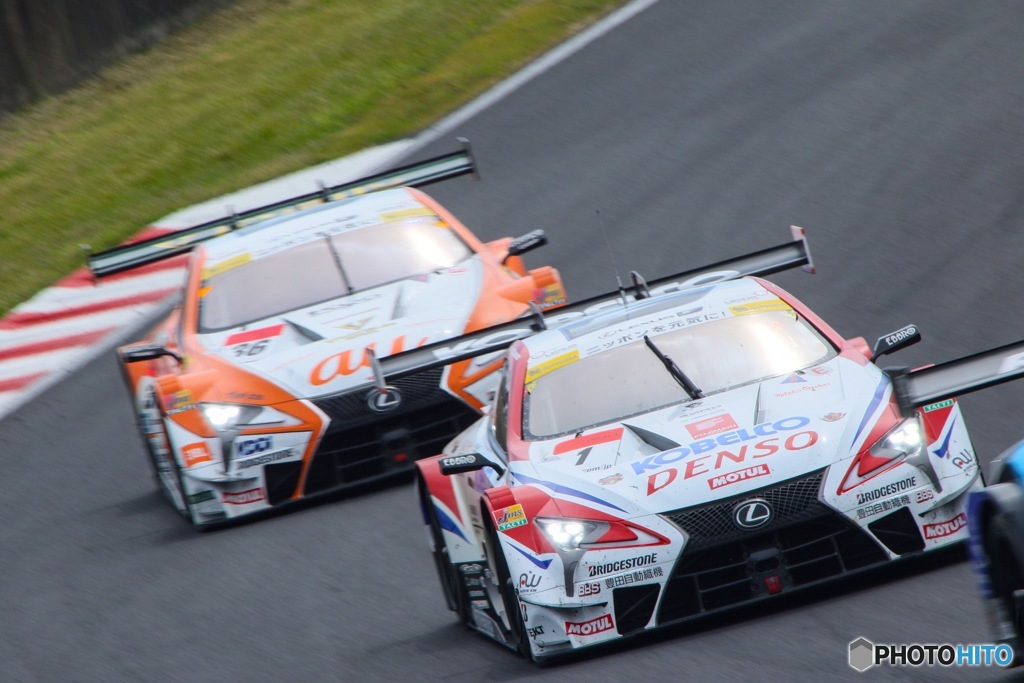 チャンプカーが追う。