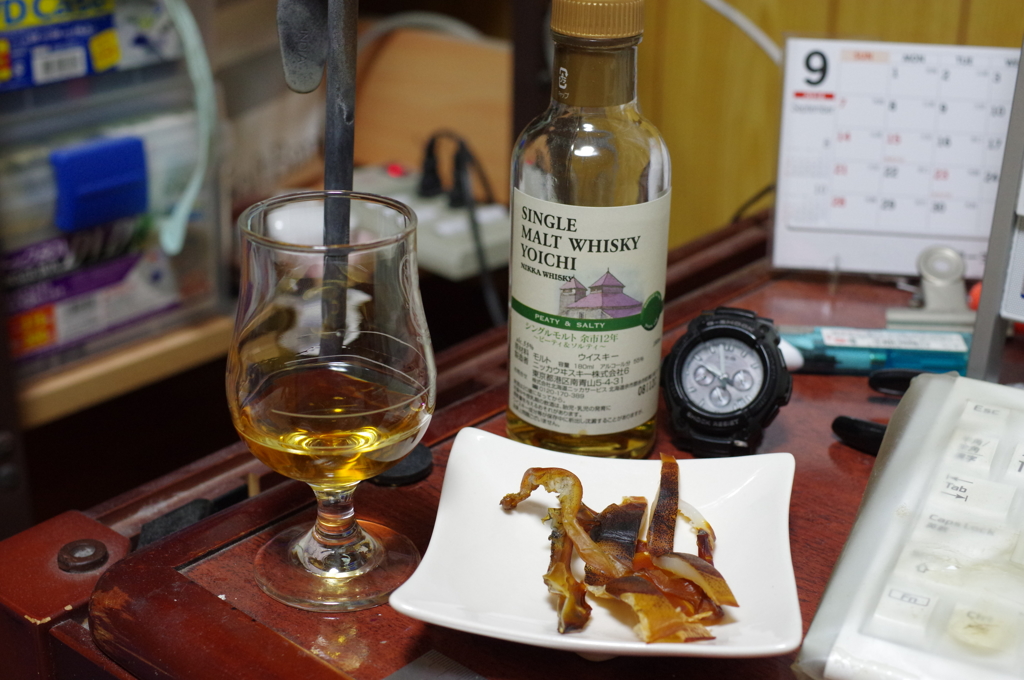 自家製の烏賊燻とウィスキー