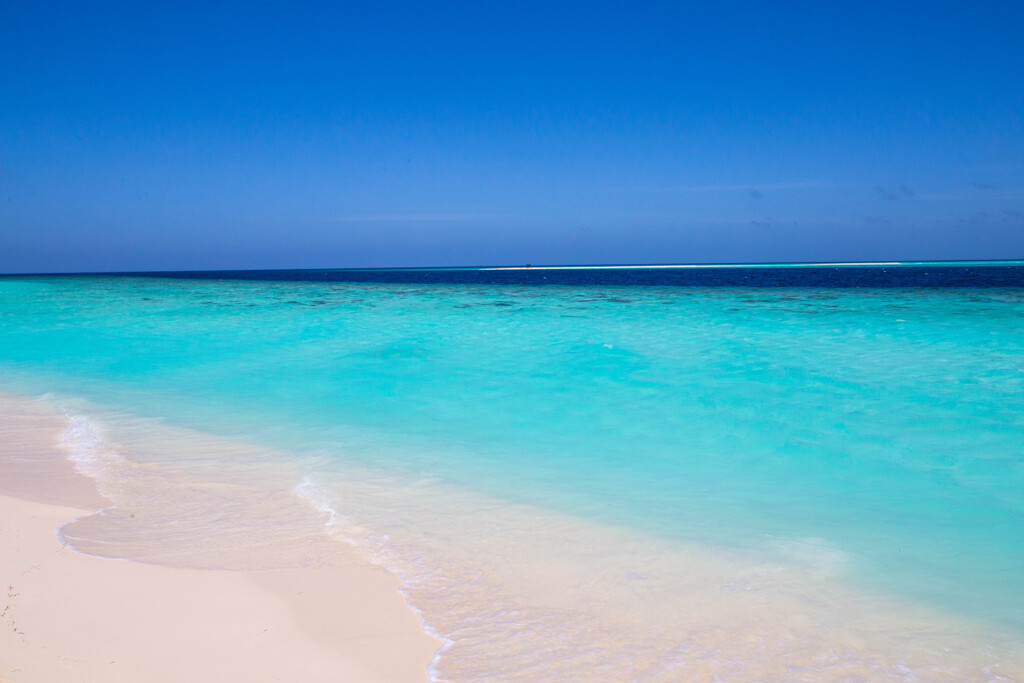 白い砂浜と海・モルディブ