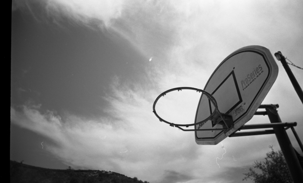 孤児院にひとつしかないバスケットゴール