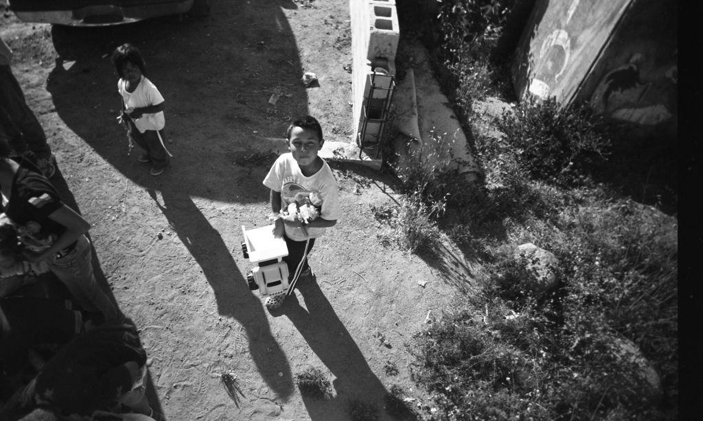 配給品をもらう少年