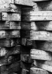 積み重なった木箱