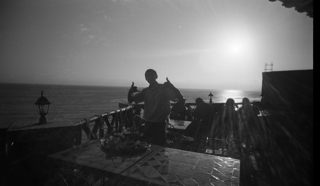 エンセナーダにあるレストランで働く青年