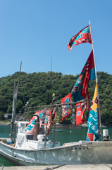 大漁旗を掲げた船