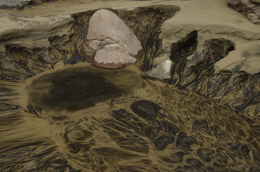 砂浜から湧き出す伏流水4