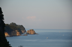 早朝の湾