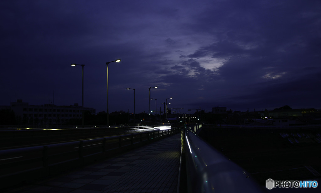 夜明け前の橋の上