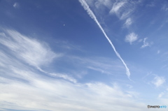 飛行機雲と薄い月の朝